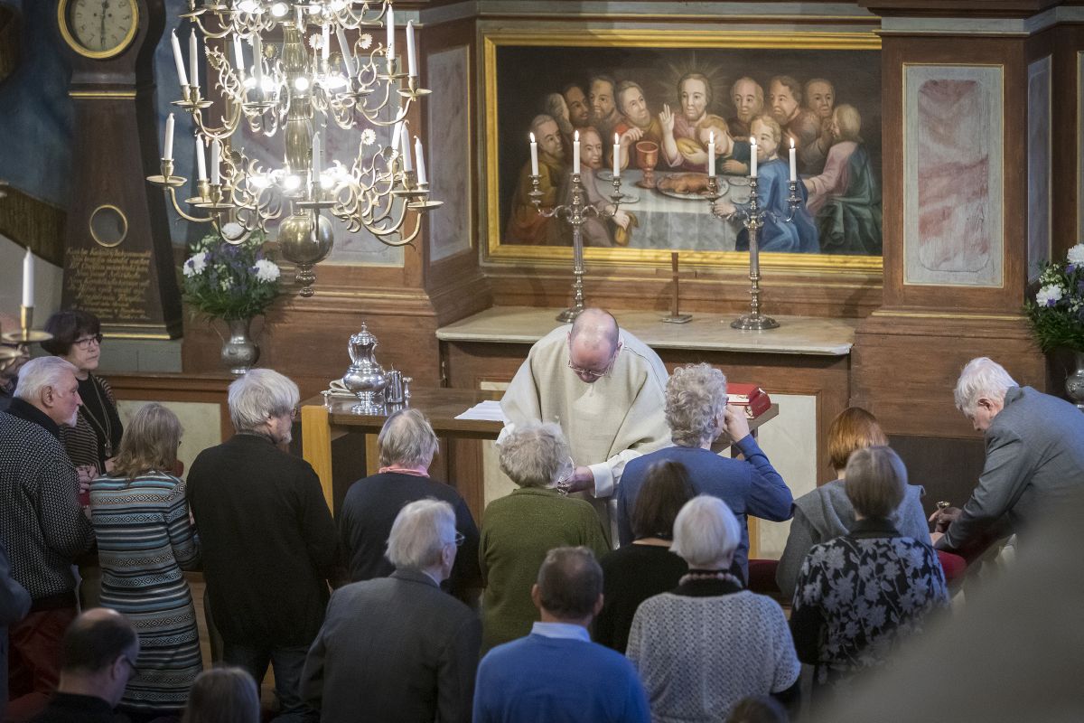 Ehtoollisen viettoa Piikkiön kirkossa. Kuva: Timo Jakonen 2018