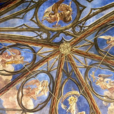 Tuomiokirkon pääkuorin kattoon maalattuja, kullanvärisiä enkeleitä sinisellä pohjalla. Kuva on otettu alhaalta päin.