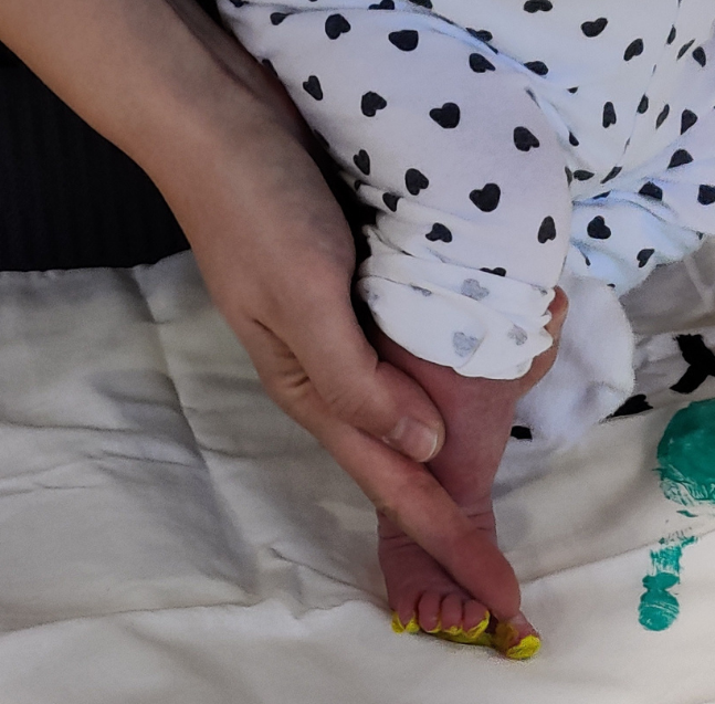 Skappelin vauvatreffit aikuinen painaa vauvan jalanjälkiä