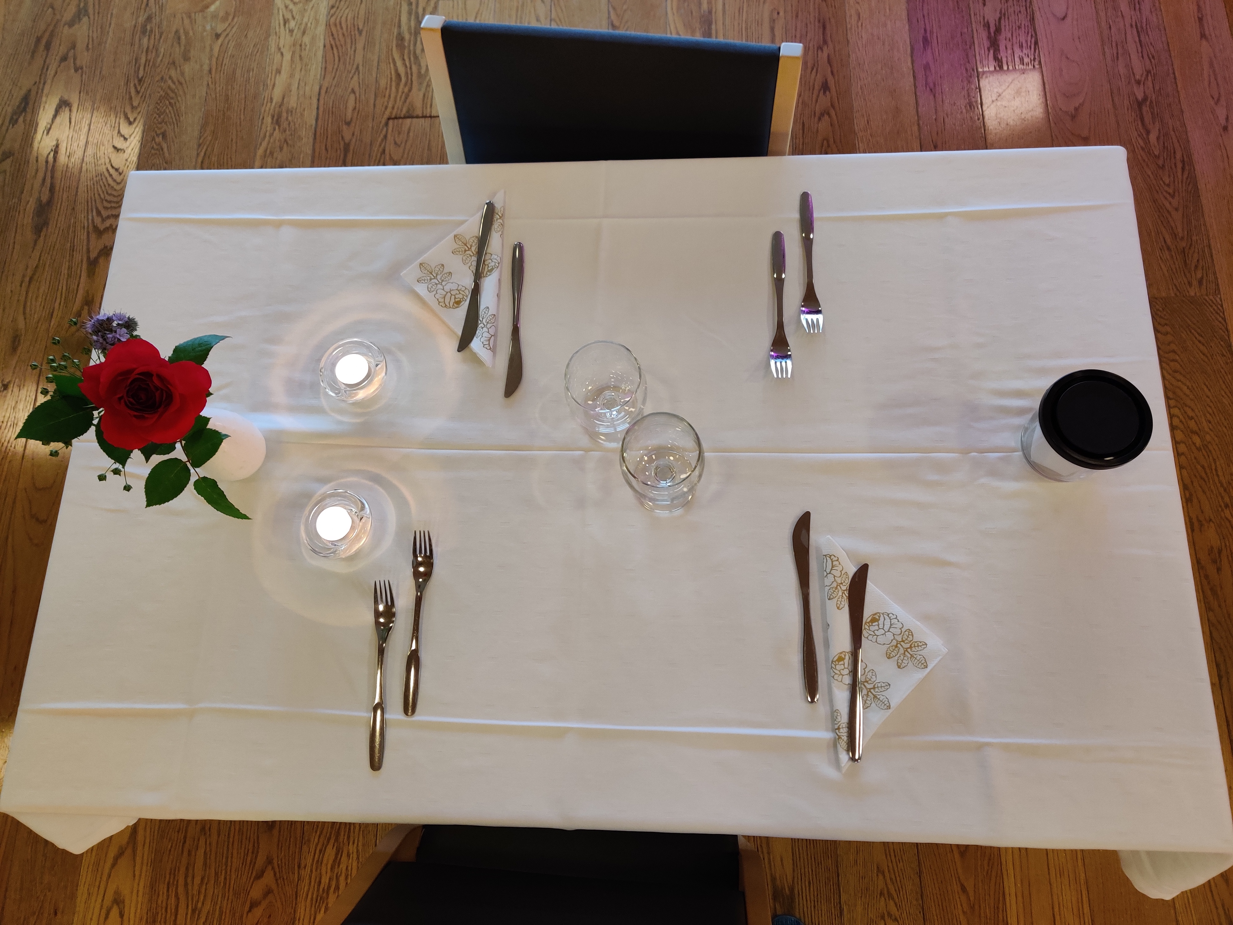 Kuvassa kauniisti katettu ruokapöytä