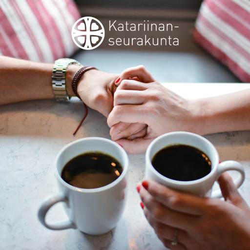 Kahdet kädet pitävät toisistaan kiinni kahvilassa.