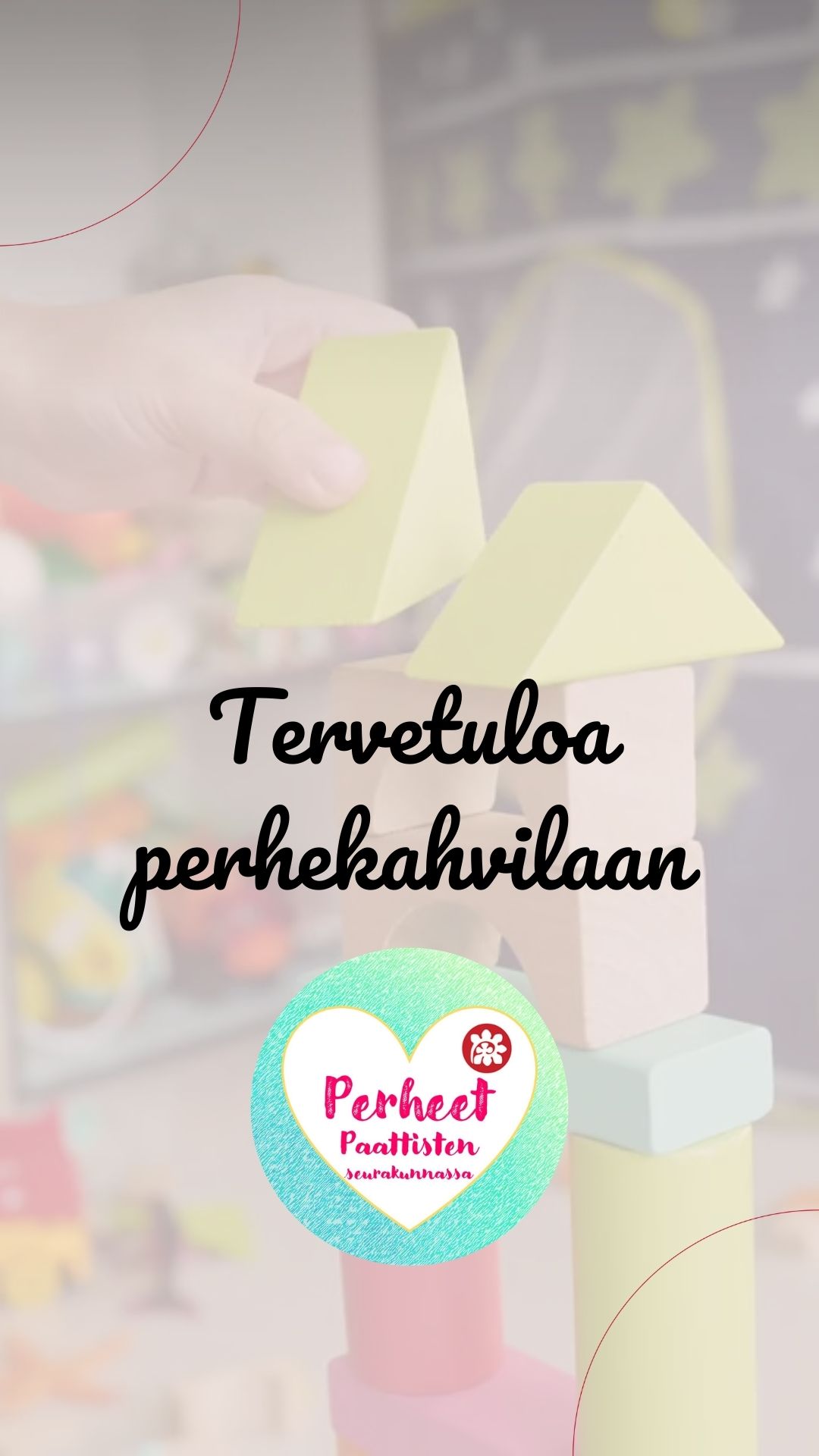 Paattisten perhekahvila lapsi leikkii puupalikoilla