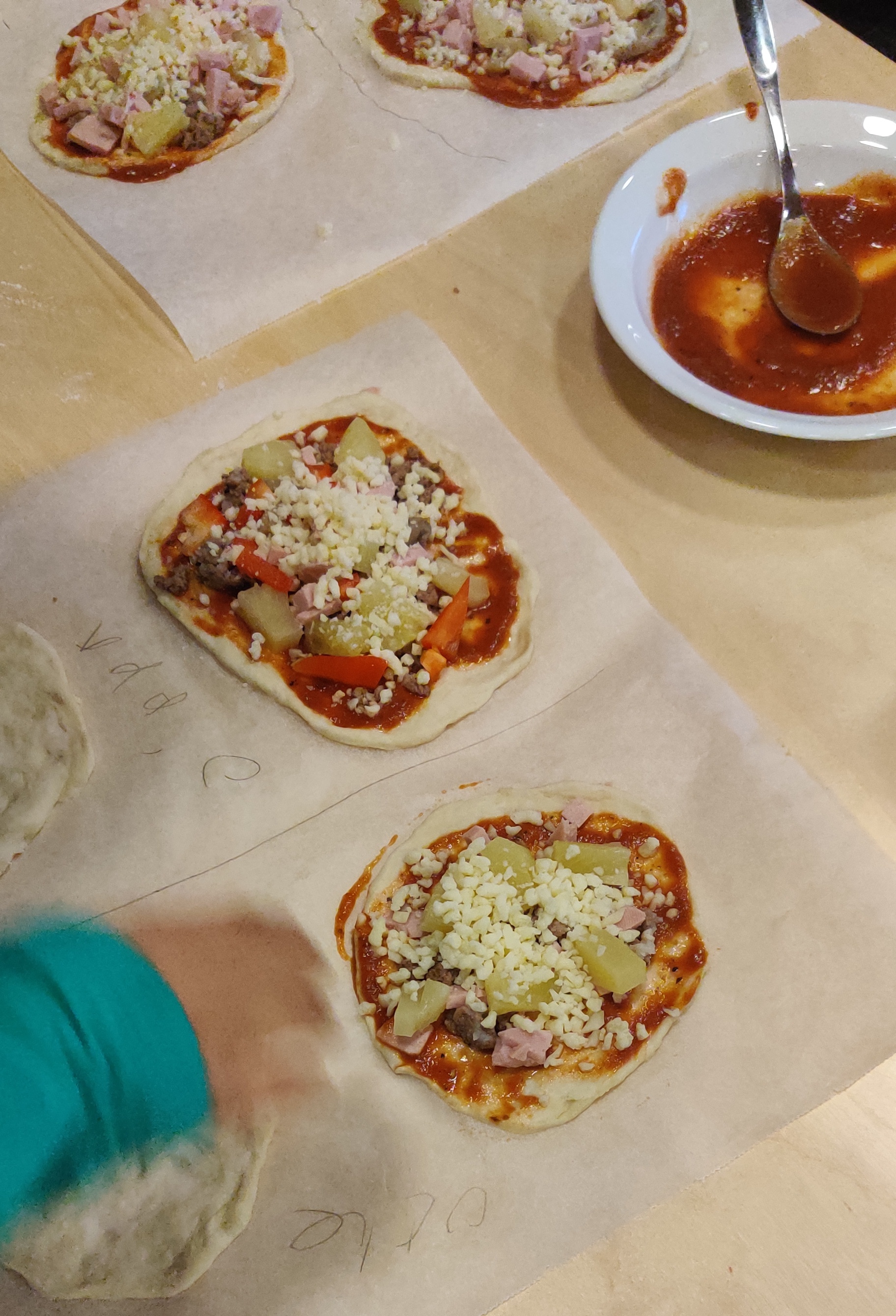 pöydällä itse tehtyjä pizzapaloja