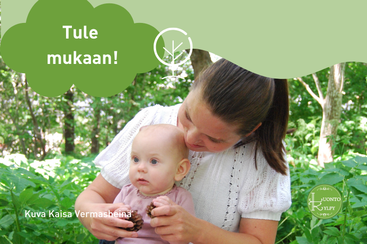 Vauvojen luontokylpyryhmä TÄYNNÄ! Kuvassa äiti sylissään vauva, jolla on käpyjä kädessään. Tekstissä sanotaan Tule mukaan ja kuva Kaisa Vermasheinä.
