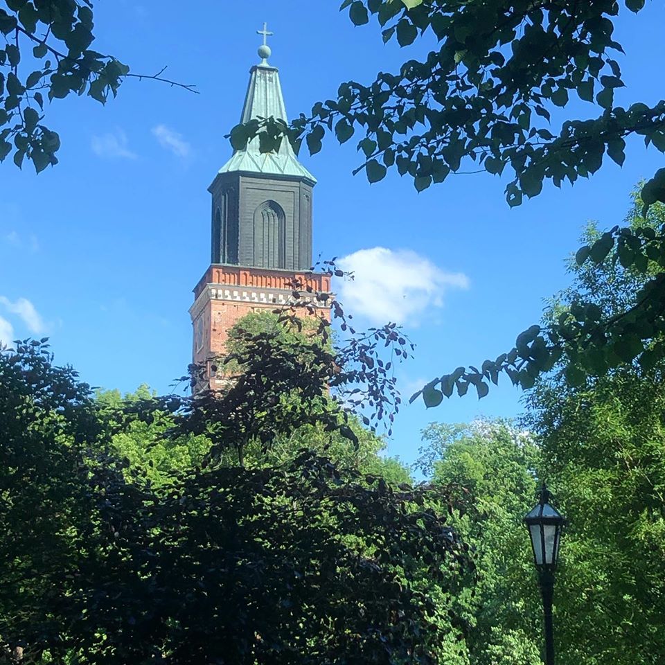 Aikuisrippikoulu kesäinen kuva tuomiokirkosta