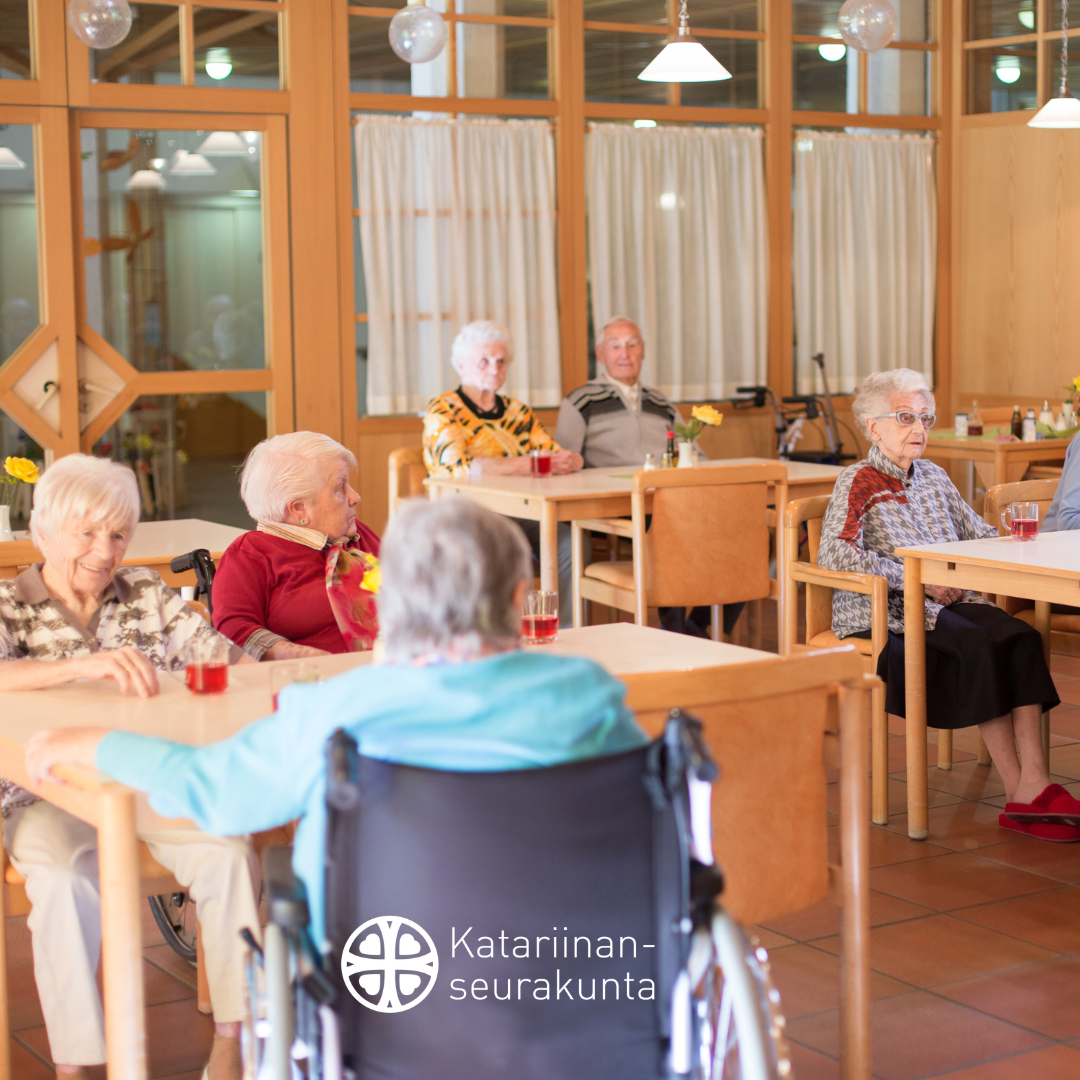 Ikäihmiset istuvat ruokasalissa.