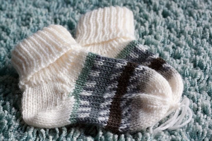 Kudotut pienet sinivalkoiset vauvan sukat
