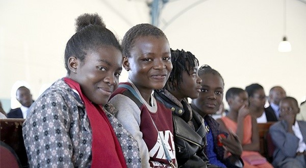 Hymyileviä naisia kirkossa Afrikassa
