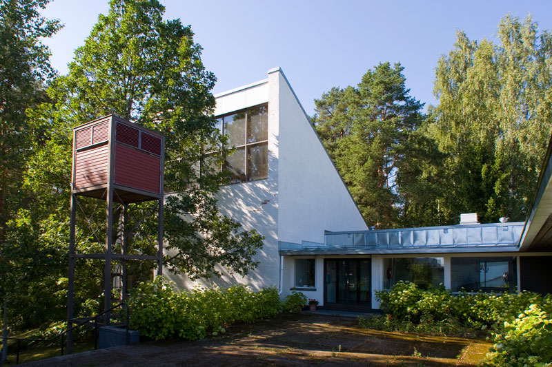 Hirvensalon kirkko ja seurakuntakeskus Hirvensalon kirkko.