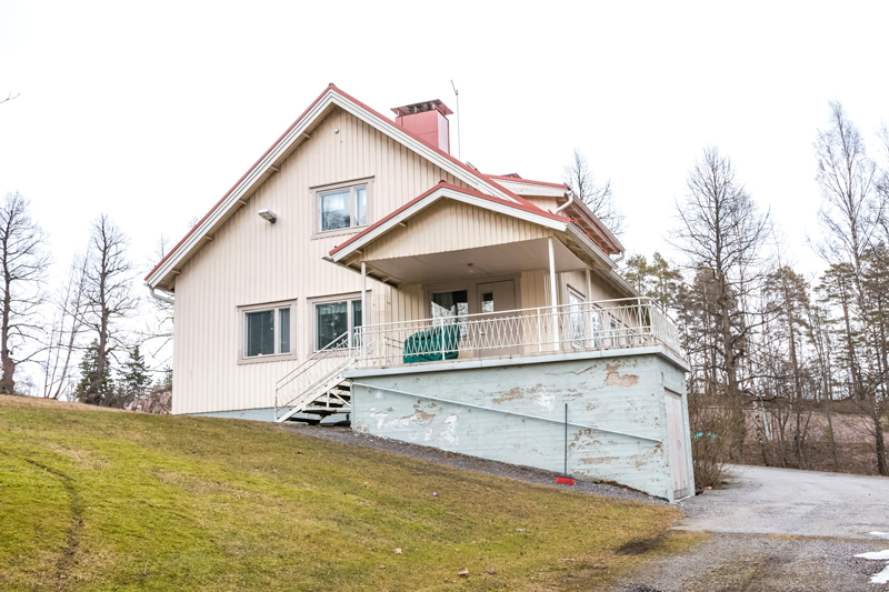 Papinholman seurakuntatalo Vaalea, punakattoinen puutalo, jonka sisäänkäynnille johtaa portaat.