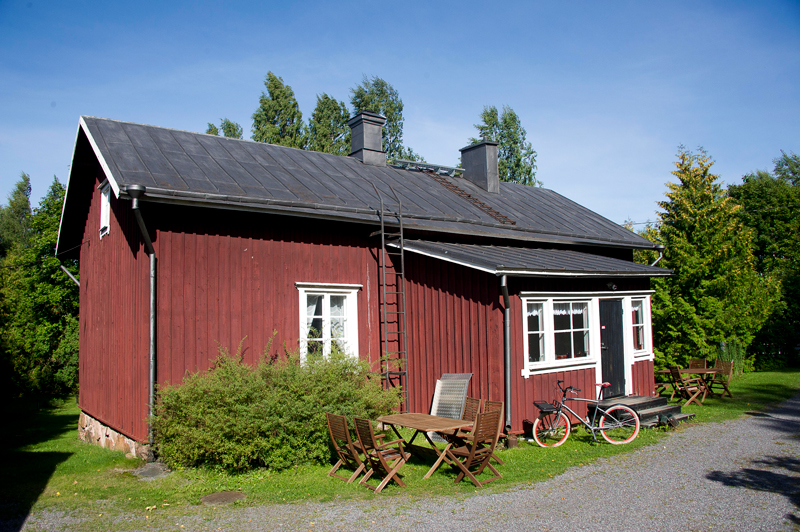 Ulkokuva Kuusiston kanttorilasta. Punainen, pieni puutalo.