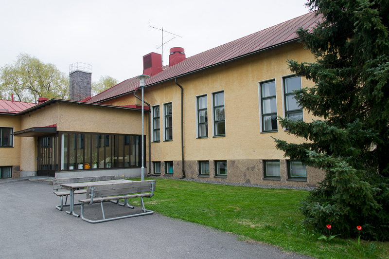 Kotimäen seurakuntatalo Ulkokuva Kotimäen seurakuntatalosta. Keltainen, punakattoinen rakennus.