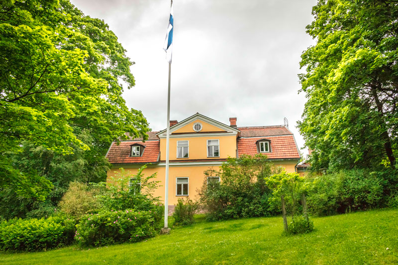 Ulkokuva Maarian pappilasta. Keltainen, tiilikattoinen rakennus.