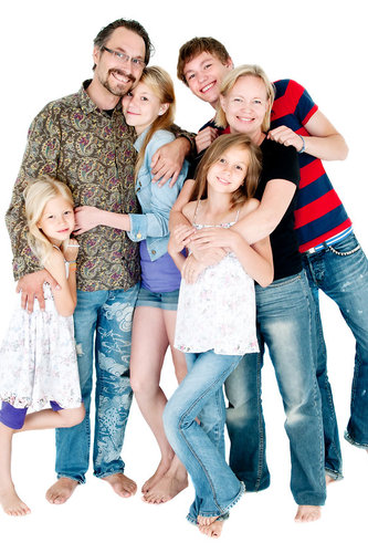 Kuvassa Paulasaarten perhe: isä, äiti ja lapset.