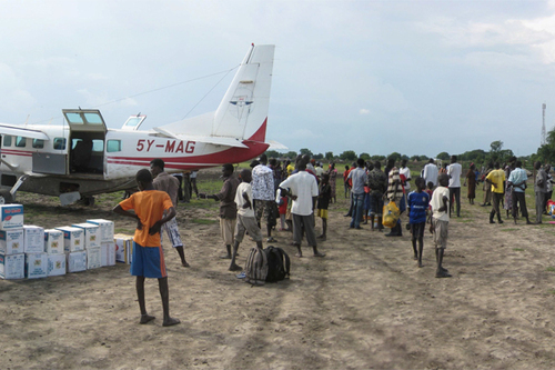 Lentokone Keniassa valmiina kuljettamaan lähettien tavaroita.