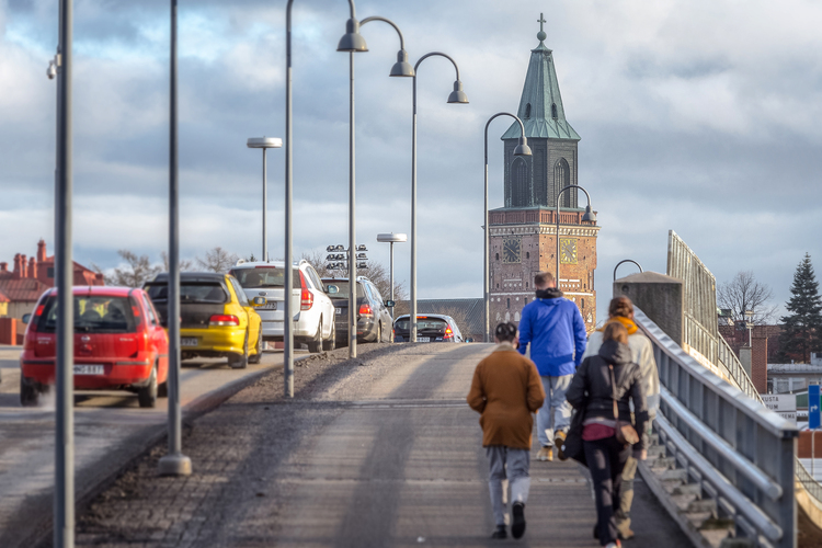 Turun tuomiokirkko taustalla, autoja ajaa tietä ja ihmisiä kävelee.