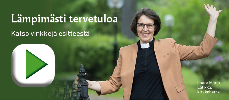 Kirkkoherra Laura Maria Latikka tervehtii iloisesti kirkon pihamaalla. Kuvasta pääsee klikkaamalla kevätesitteeseen.