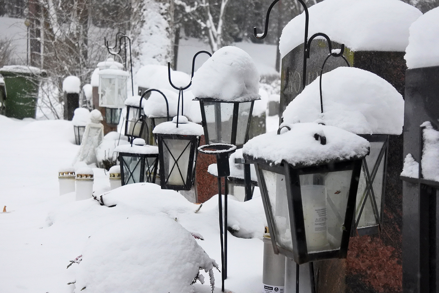 Hautausmaiden sammuneita kynttilöitä lumen alla. Kuva Maija Ryyppö.
