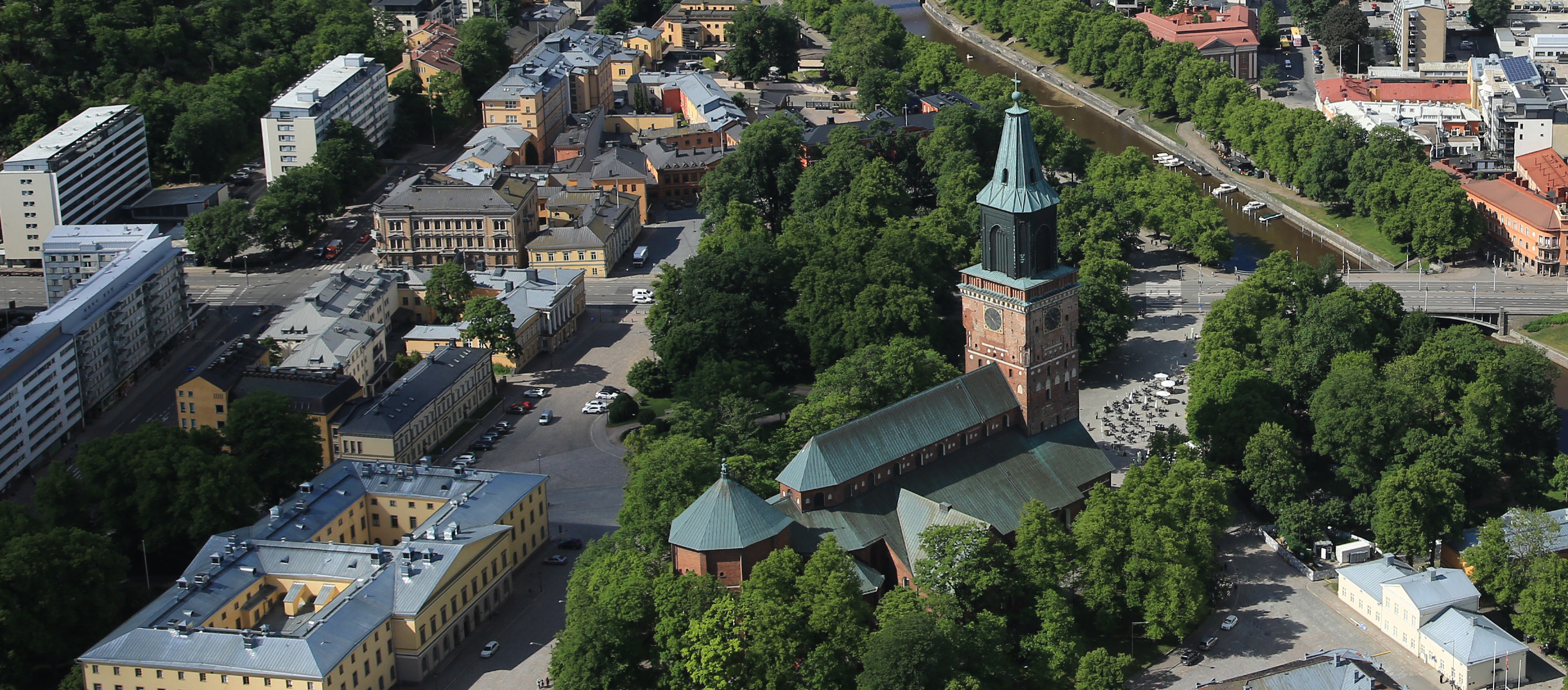 Tuomiokirkko ilmasta kaupungin ja puiden keskellä