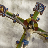 Pyhän Katariinan kirkon alttarilla on puusta tehty krusifiksi. Jeesus on ristiinnaulittu .