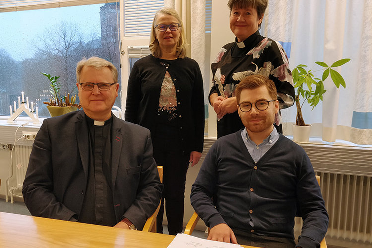 Aluerekisterisopimuksen allekirjoittajat pöydän ääressä.