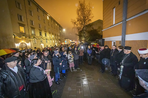 Kuvassa kirkon johtajia ja muita henkilöitä Turun synagogan luona 30.1.2020.