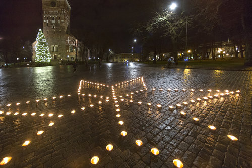 kynttilät Tuomiokirkon edustalla