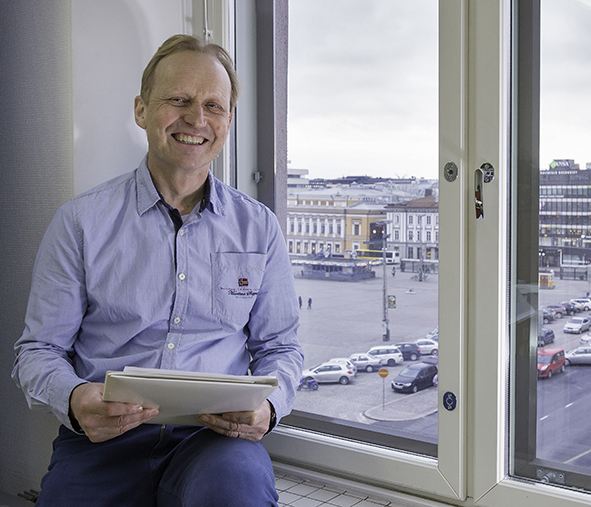 Harri Lukander, toimisto, ikkuna, ikkunasta näkyy Turun kauppatori.