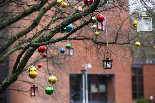 Henrikinkirkon joulupuu, puussa värikkäitä joulupalloja. 