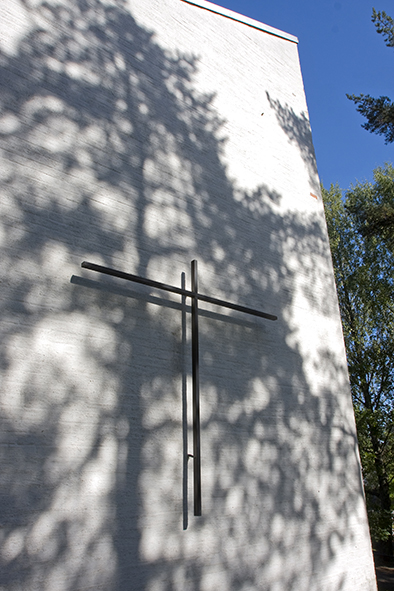 Kuvassa Hirvensalon seurakuntakeskuksen risti rakennuksen seinässä.