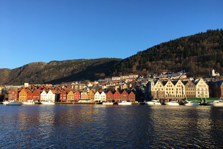 Bergenin keskusta sijoittuu valtameren ja vuorien väliin. Siellä on paljon kauniita vanhoja taloja.