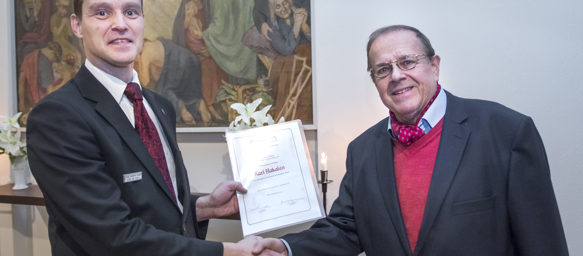 Carl-Johan Hindsberg ojensi kunniakirjan Kari Hakalalle.