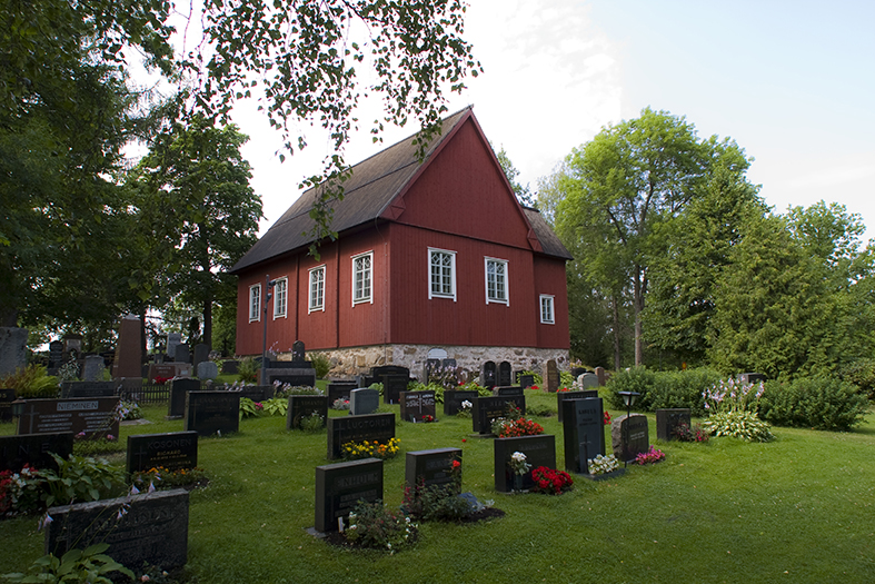 Kuusiston kirkko, vehreä maisema, hautausmaa