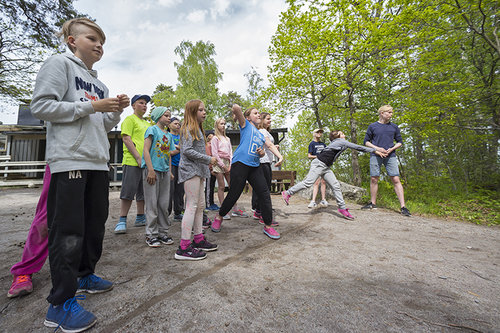 Kouluikäisiä lapsia pihalla kisailemassa