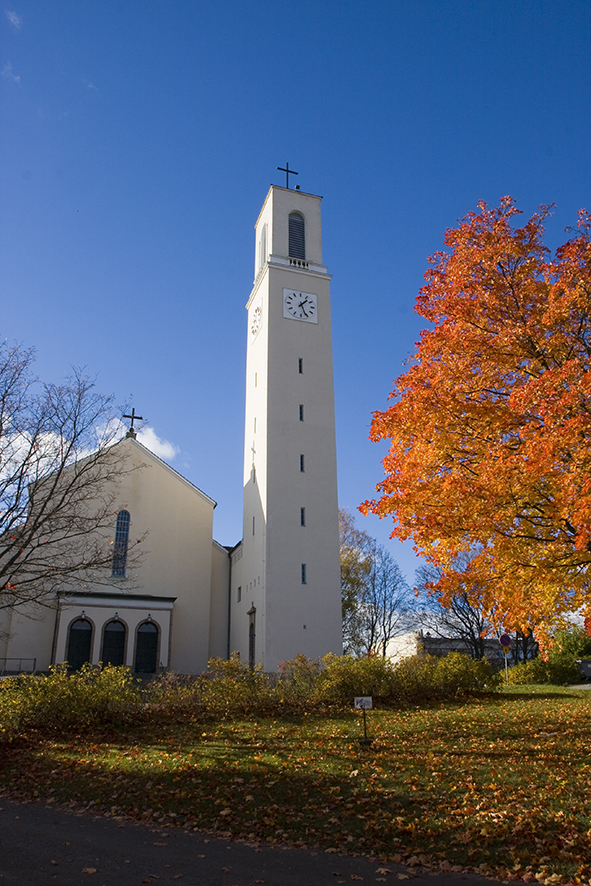 Martinkirkko syksyllä, oranssinvärinen vaahtera ja kirkko.