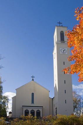 Martinkirkko, kirkontorni, syksyinen vaahtera, sininen taivas
