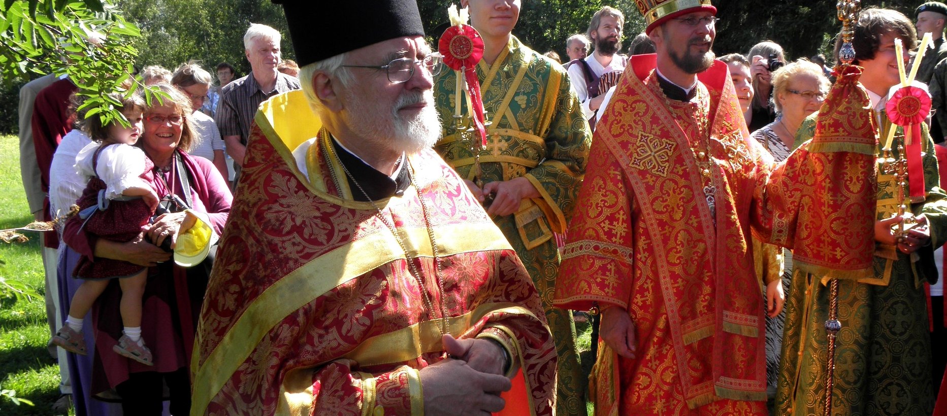 Kuva värikkäästä praasniekkakulkueesta Ilomantsista vuodelta 2010.