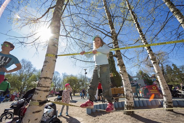 Tyttö Seikkispäivän kiipeilyradalla