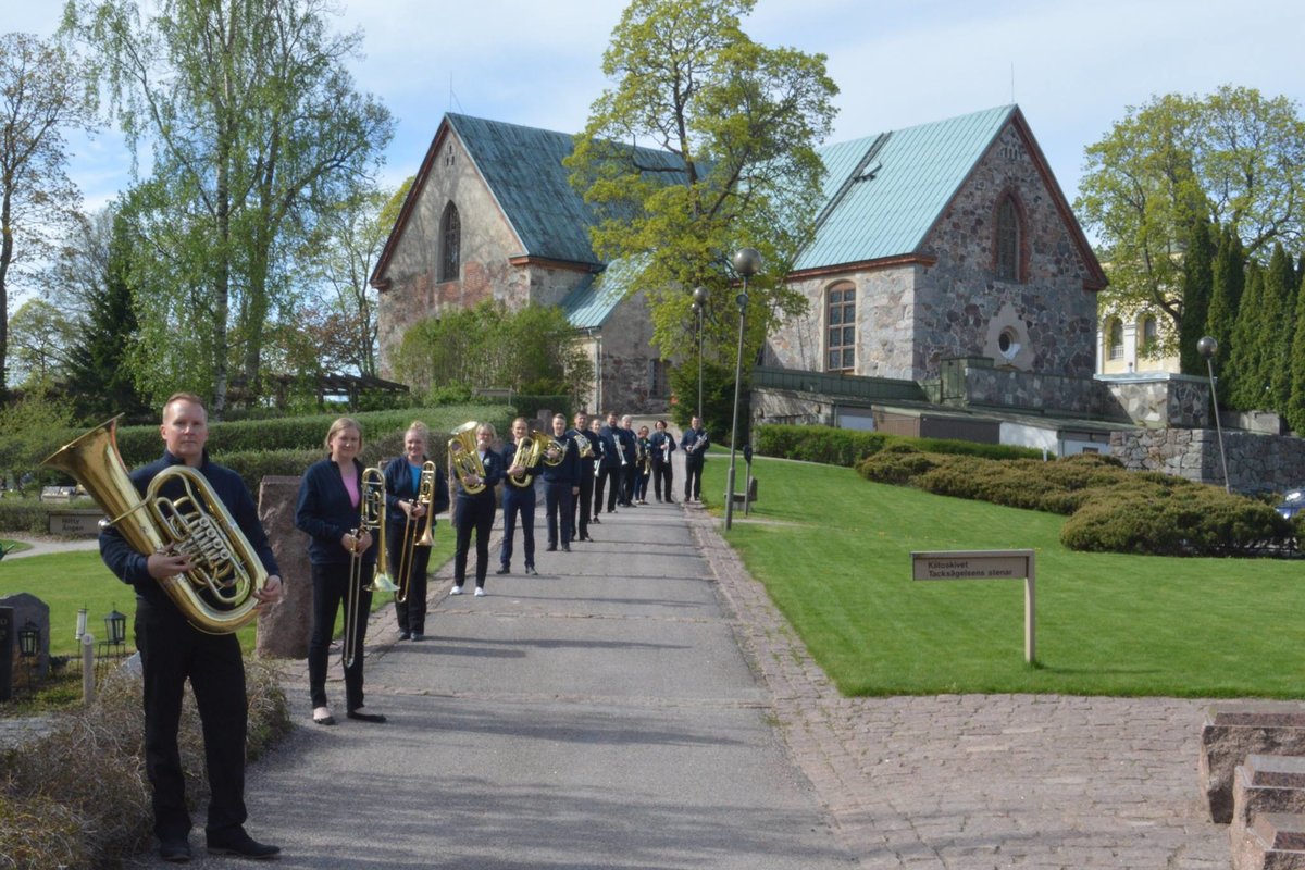 St. Michael Brass –yhtye Kirkkonummen Pyhän Mikaelin kirkon edessä. Kuva: St. Michael Brass.