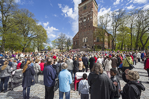Suuri määrä ihmisiä Suvivirsikirkossa Tuomiokirkontorilla