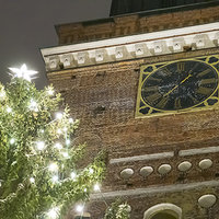 Turun tuomiokirkon torni, kellotaulu ja joulukuusi. 