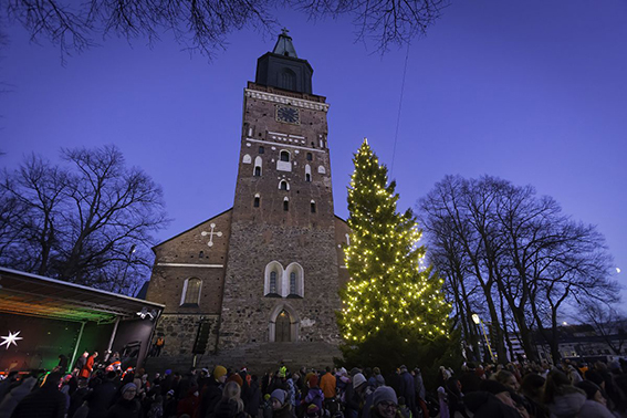 Valaistu joulukuusi, paljon yleisöä, Tuomiokirkko.