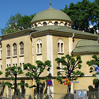 Kuvassa Turun keltaiseksi maalattu synagoga kesällä. 
