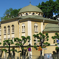 Kuvassa Turun keltaiseksi maalattu synagoga kesällä.