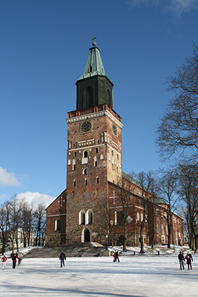 Turun tuomiokirkko ulkopuolelta talvella