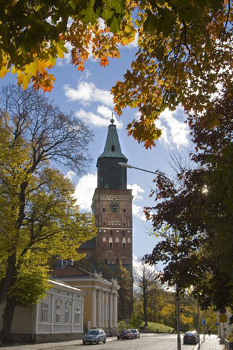 Turun tuomiokirkko, syksy, Piispankatu, syksyn lehdet