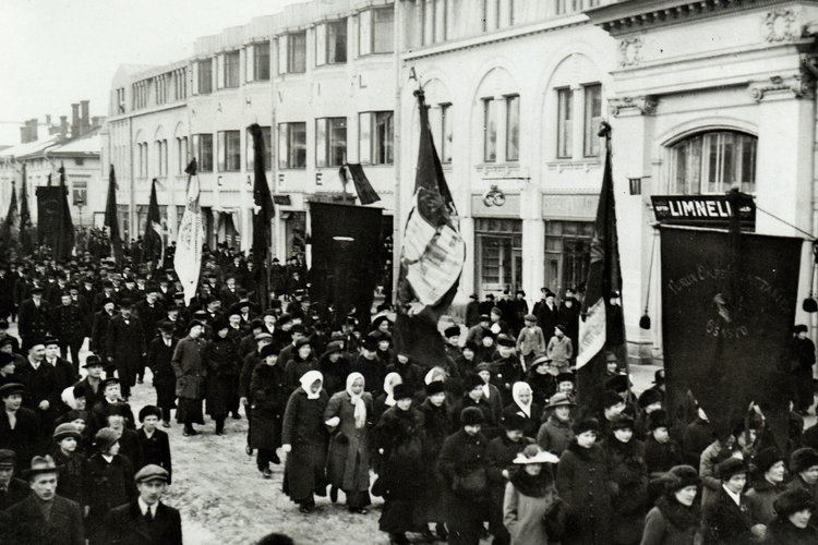 Työväen mielenosoituskulkue maaliskuu 1917. Kuva Turun kaupunginarkisto.
