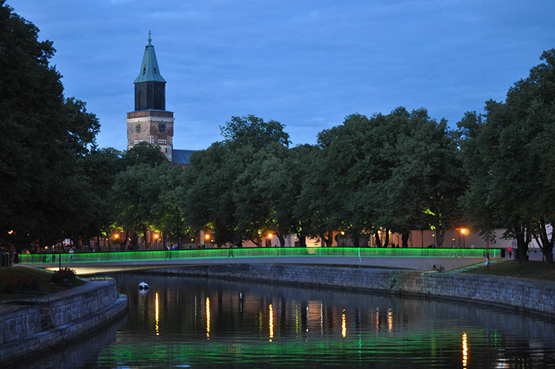 Tuomiokirkon torni, Aurajoki, vihreäksi valaistu Kirjastosilta