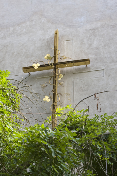 Kultainen risti ja lehtiköynnös, Ylösnousemuskappelin seinä