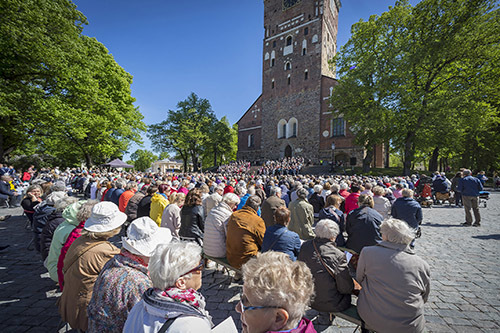 Ihmisiä Tuomiokirkontorilla Suvivirsikirkossa 2019